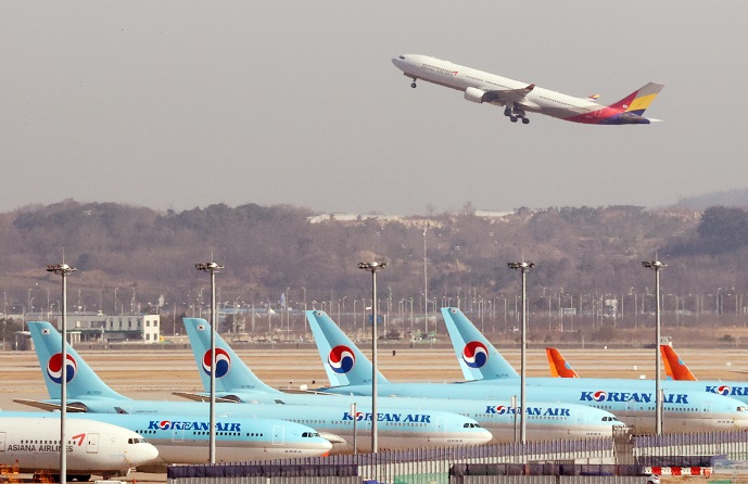 This photo, taken on Dec. 1, 2020, shows airplanes at Incheon International Airport, west of Seoul. (Yonhap)