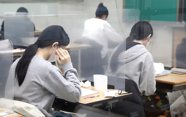 This photo, provided by the Daejeon Metropolitan Office of Education, shows students preparing to take the College Scholastic Ability Test at a high school in Daejeon, 164 kilometers south of Seoul, on Dec. 3, 2020.