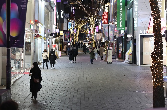 A street in Myeongdong, a popular tourist and shopping district in Seoul, is quiet due to the impact of the new coronavirus on Dec. 3, 2020. (Yonhap)