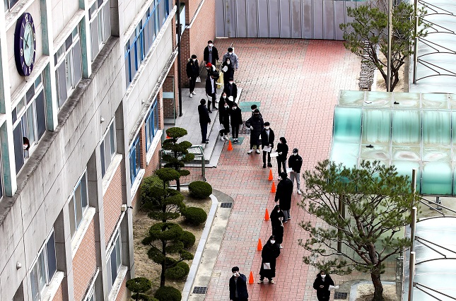 Students line up to take virus tests at a high school in Gwangju, 329 kilometers south of Seoul, on Dec. 10, 2020. (Yonhap)