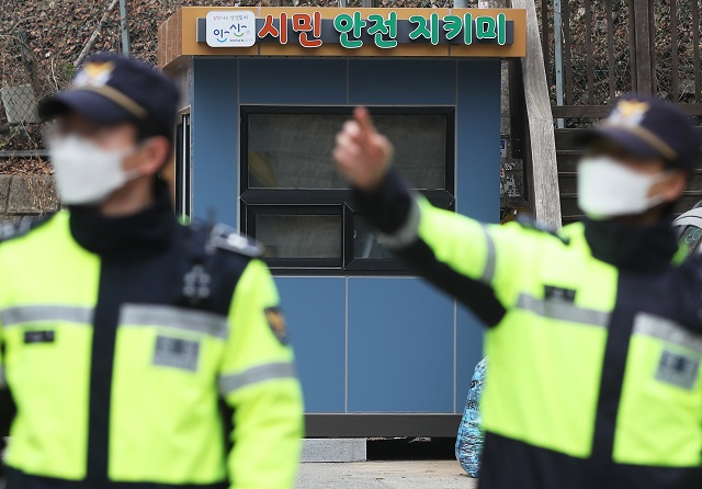 Police officers remain on duty on streets in front of a crime prevention guard post in Ansan, 42 kilometers southwest of Seoul, on Dec. 10, 2020. (Yonhap)