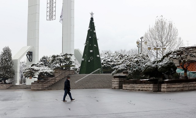 A pedestrian passes by a church in western Seoul on Dec. 13, 2020. (Yonhap)