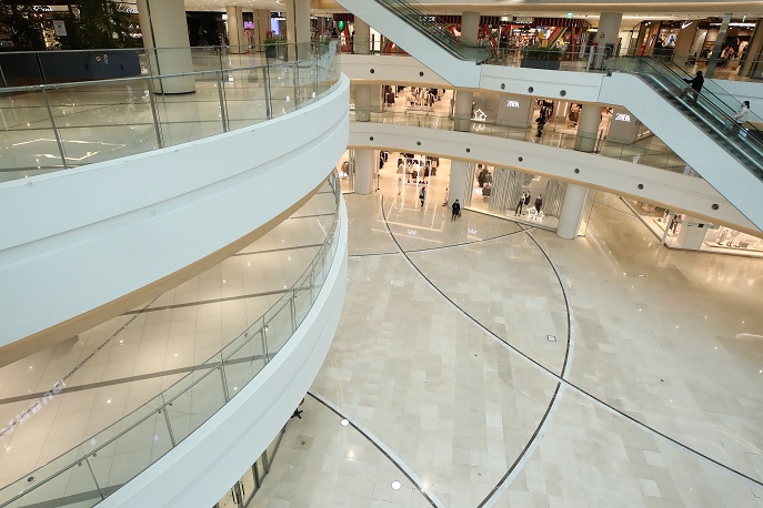 In this file photo taken Dec. 13, 2020, a large shopping mall in Seoul is empty under strict social distancing guidelines against COVID-19. (Yonhap)
