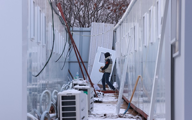 A construction worker builds a container at the Seoul Medical Center on Dec. 13, 2020, as it needs more hospital beds for COVID-19 patients amid a sharp hike in new cases in the Seoul metropolitan area. (Yonhap)