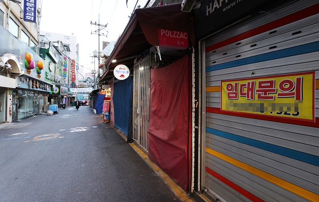This photo, taken Dec. 15, 2020, shows almost no people at Namdaemun Market in central Seoul, one of South Korea's biggest traditional markets, amid the new coronavirus outbreak. (Yonhap)