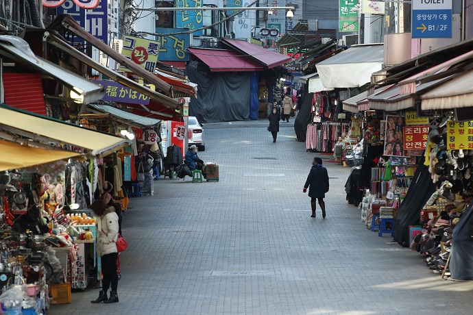 This photo, taken on Dec. 17, 2020, shows almost no people at Namdaemun Market in central Seoul, one of South Korea's biggest traditional markets, amid the new coronavirus outbreak. (Yonhap)
