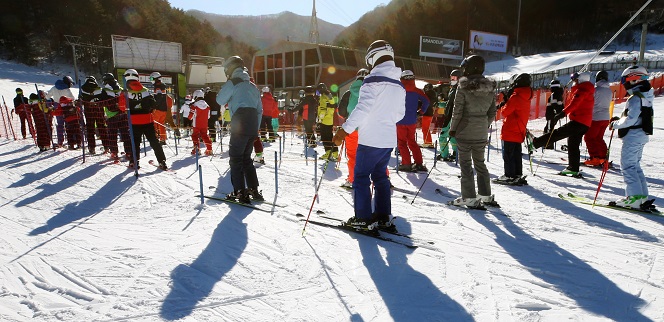 Skiers wait in line for a lift at a ski slope in Pyeongchang, Gangwon Province, on Dec. 21, 2020. (Yonhap)