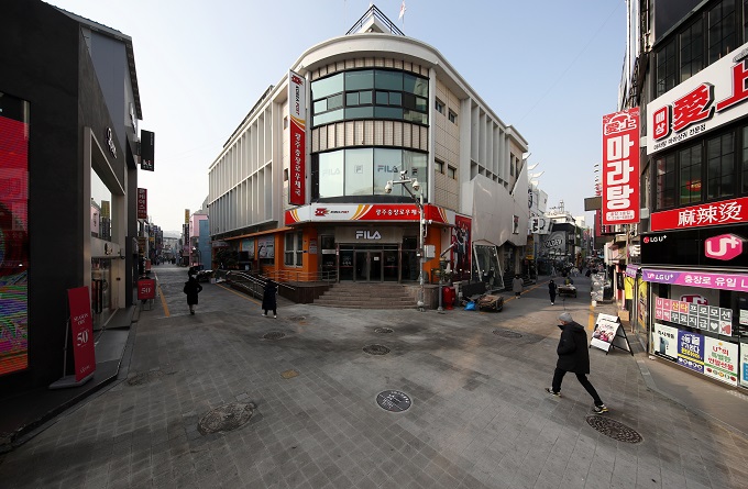 This photo shows a nearly empty street in the downtown of the southern city of of Gwangju on Dec. 26, 2020. (Yonhap)