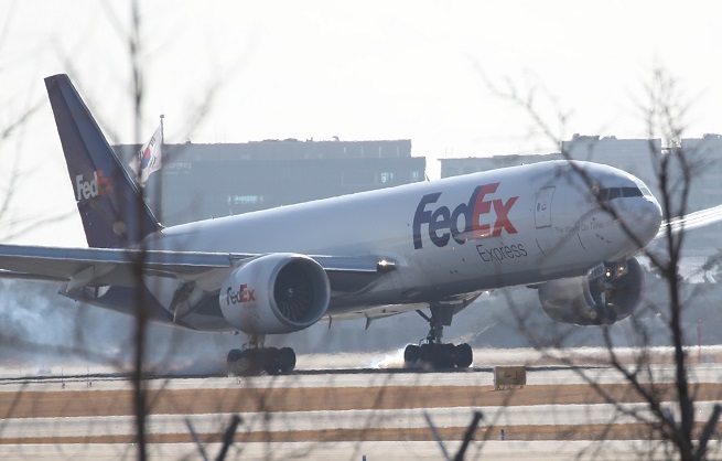 A Boeing 777-200F of U.S. delivery company FedEx Corp. carrying U.S. biotech company Moderna's COVID-19 vaccine lands at Incheon International Airport, west of Seoul, on Dec. 25, 2020. (Yonhap)