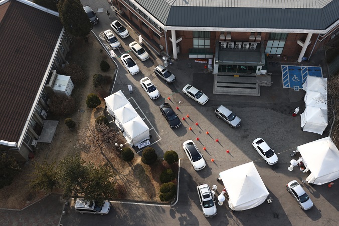 Cars line up at a drive-thru COVID-19 testing center in Seoul on Dec. 27, 2020. (Yonhap)