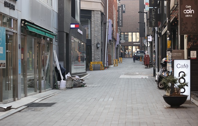 A street in central Seoul is nearly empty on Dec. 28, 2020, amid South Korea's strengthened social distancing campaign due to the resurgence of COVID-19 cases. (Yonhap)