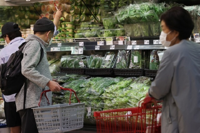 This file photo, taken Oct. 6, 2020, shows people shopping for vegetables at a discount store in Seoul. (Yonhap)