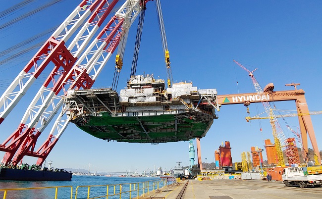 The weight of the topside is 9,100 tons, which is equivalent to the weight of 6,200 mid-sized cars, the heaviest weight ever lifted by a single floating crane in South Korea. (image: Hyundai Heavy Industries Co.)
