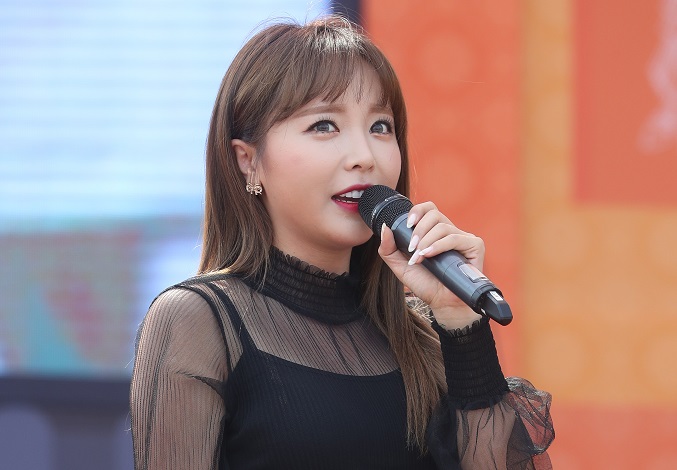 Singer Hong Jin-young (Yonhap)