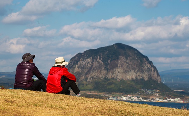 Coronavirus Prompts Young Koreans to Challenge Jeju Olle Trail