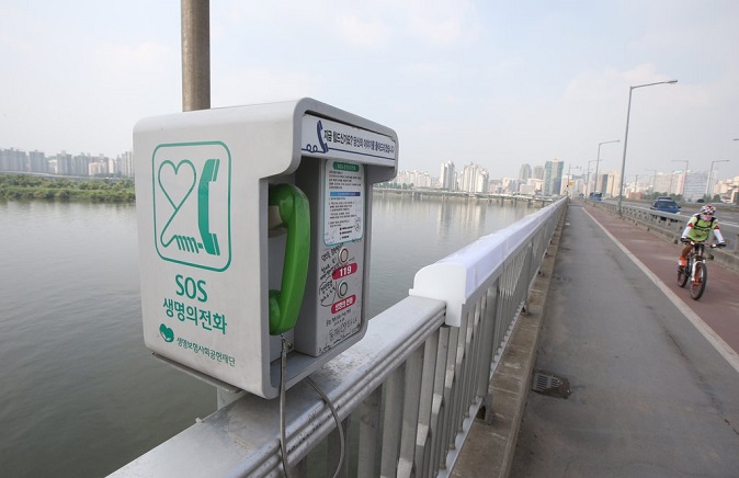 This file photo shows a special phone installed on Mapo Bridge over Seoul's Han River, which is a well-known suicide spot. The phone connects a person directly to crisis counseling as part of efforts to prevent suicide. (Yonhap)