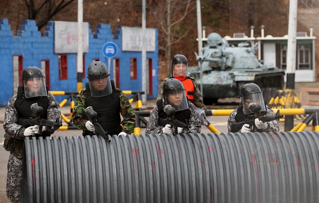 Members of the reserve forces take part in a street fighting drill at an Army unit in Seoul's Songpa Ward on March 5, 2018. (Yonhap)