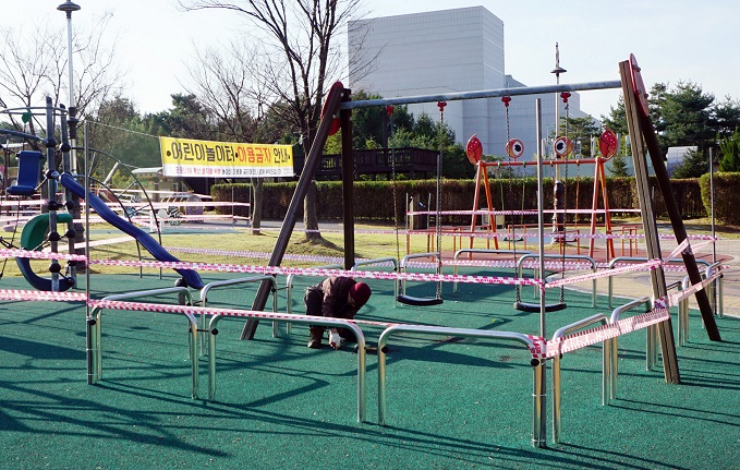 This March 29, 2020, file photo shows a playground in Daejeon closed due to the new coronavirus. More people have been staying indoors due to the pandemic. (Yonhap) 