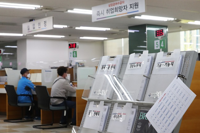 In this file photo, state unemployment benefit recipients get employment counseling at a state job placement center in central Seoul on April 13, 2020. (Yonhap)
