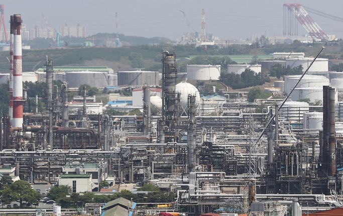 SK Innovation Co.'s petrochemical complex in Ulsan, 414 kilometers southeast of Seoul, is seen in this photo taken on May 6, 2020. (Yonhap)