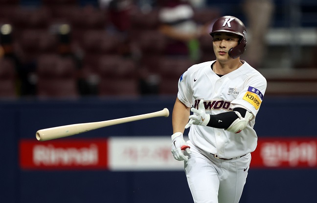 In this file photo from Aug. 5, 2020, Kim Ha-seong of the Kiwoom Heroes tosses his bat after hitting a three-run home run against the KT Wiz in the bottom of the third inning of a Korea Baseball Organization regular season game at Gocheok Sky Dome in Seoul. (Yonhap)