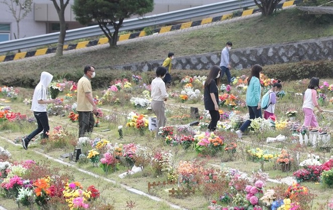 This file photo shows people visiting their ancestors' graves at a memorial park in Gwangju, southwestern South Korea, during the Chuseok holiday in 2020. (Yonhap)