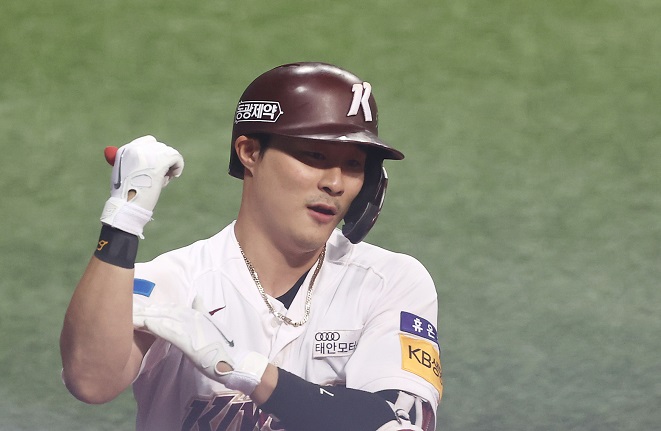 In this file photo from Oct. 7, 2020, Kim Ha-seong of the Kiwoom Heroes celebrates his solo home run against the NC Dinos during the bottom of the fifth inning of a Korea Baseball Organization regular season game at Gocheok Sky Dome in Seoul. (Yonhap)