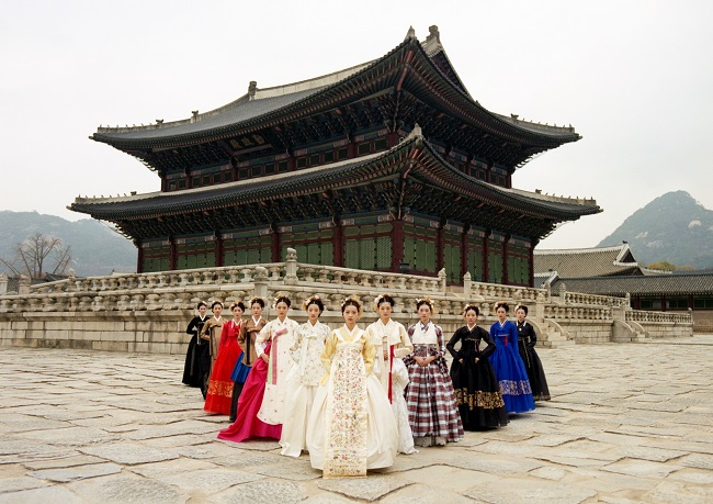 Online Modern Hanbok Fashion Show Attracts 700,000 Views