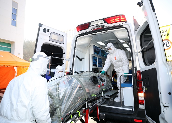 Specialized rescue crews conduct an emergency rescue drill aimed at assisting hospitals designated for treatment of COVID-19 patients in northern Seoul on Jan. 6, 2021. (Yonhap)
