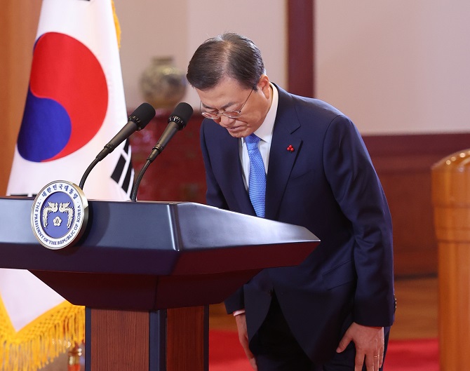 President Moon Jae-in bows after delivering his televised New Year's address at Cheong Wa Dae in Seoul on Jan. 11, 2021. (Yonhap)
