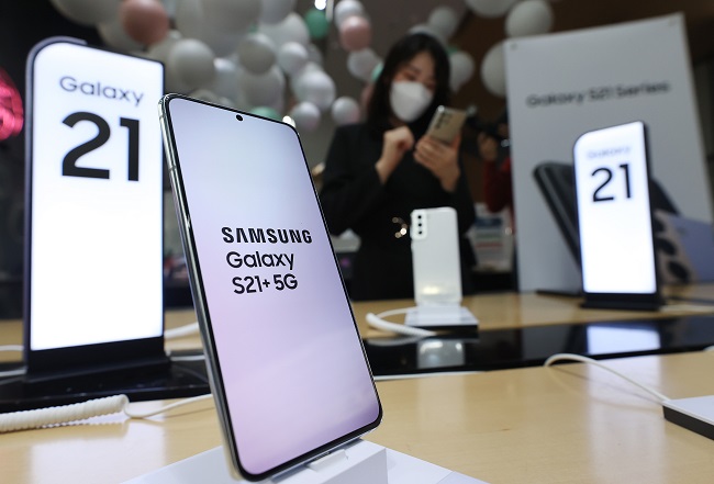 This file photo, taken Jan. 15, 2021, shows Samsung Electronics Co.'s new Samsung Galaxy S21+ smartphone at a store in Seoul. (Yonhap)