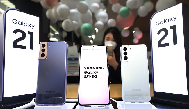 This photo taken on Jan. 15, 2021, shows Samsung Electronics Co.'s Galaxy S21 smartphones displayed at a store in Seoul. (Yonhap)