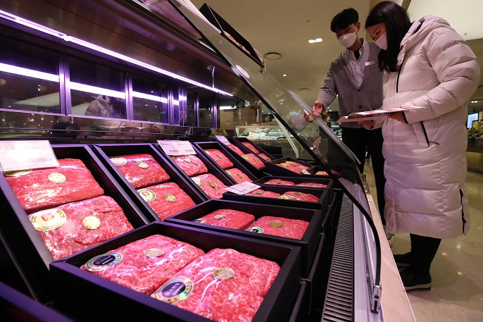 Gift sets of Korean beef, or "hanwoo," for Lunar New Year are displayed at a department store in central Seoul on Jan. 18, 2021. (Yonhap)