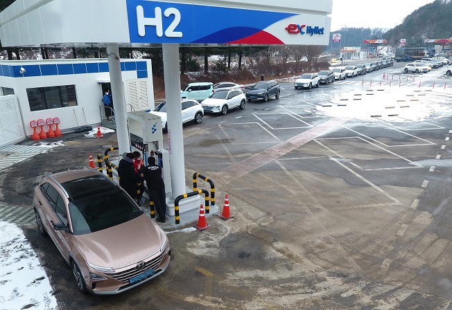 In this file photo, hydrogen fuel-cell cars line up in front of a hydrogen charging station at a service station on an expressway in Chuncheon, Gangwon Province, northeastern South Korea, on Jan. 21, 2021. The first hydrogen charging station on an expressway in the province, which launched a pilot operation the same day, offered 2 kilograms of hydrogen fuel per car free of charge until the next day. (Yonhap)