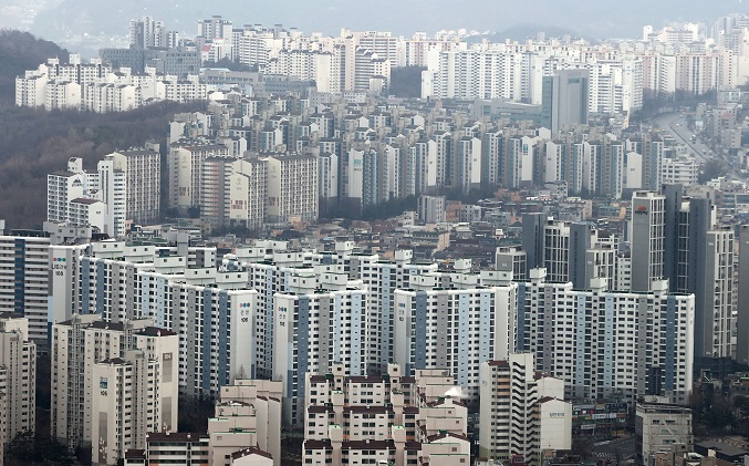 This Jan. 21, 2021, photo shows a view of apartments seen from the 63 Building in the western Seoul neighborhood of Yeouido. Most Seoul residents live in shared buildings rather than individual, stand-alone housing. (Yonhap)