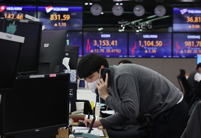 A dealer in Hana Bank headquarters in downtown Seoul talks on the phone on Jan. 25, 2021. (Yonhap)