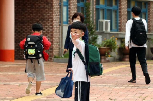 A kid waves to his parent before class in an elementary school in Gwangju on Sept. 14, 2020. (Yonhap)