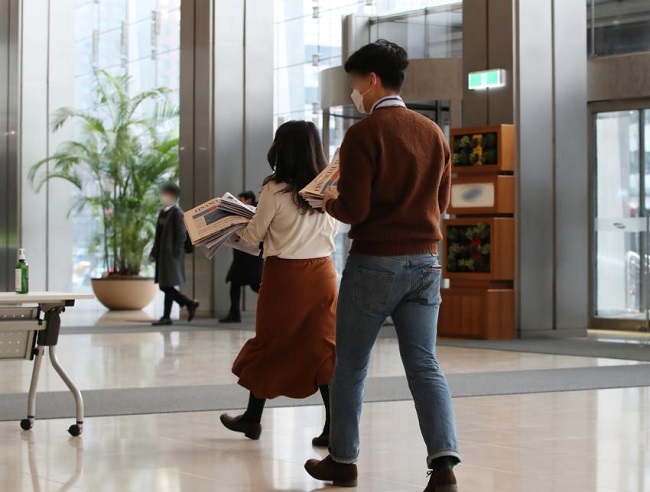 Employees clad in casual wear arrive at the Bank of Korea headquarters in Seoul on Jan. 4, 2021, the first work day of the year, as the central bank implemented a measure allowing its workers to dress casually at their own discretion starting on the day. (Yonhap)