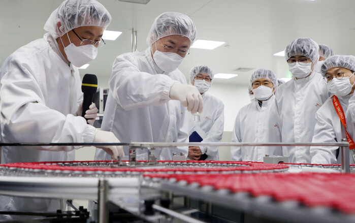 President Moon Jae-in (2nd from L) inspects the production of coronavirus vaccines at an SK Bioscience production facility in Andong, 270 kilometers southeast of Seoul, on Jan. 20, 2021. (Yonhap)