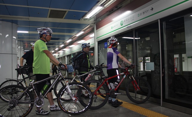 Seoul City Allows Bike Carriage in Day Time of Week Days for Subway Line No. 7