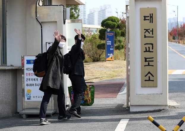 In this file photo, taken Oct. 26, 2020, a group of conscientious objectors walks into a correctional facility in the central city of Daejeon to enter a training camp for their 36-month alternative military service. (Yonhap)