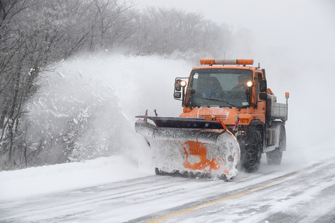 Mercedes-Benz Truck Clears Snow-covered Roads in Jeju