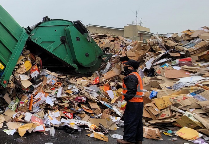 Scrap paper is heavier than plastic waste, thereby being more difficult to sort and process. (image: Environmental Corporation of Incheon)