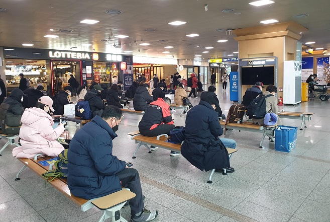 Passengers wait for their trains at Seoul Station on Feb. 10, 2021. (Yonhap)