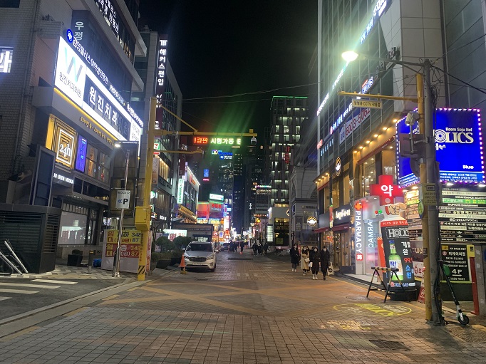 A street near Gangnam Station in Seoul appears nearly empty on Feb. 15, 2021, despite eased social distancing guidelines. (Yonhap)