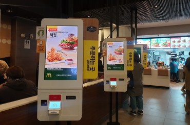Fast-food Chains Replace Cashiers with Kiosks