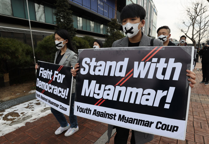 A group of South Korean students march toward Myanmar's Embassy in Seoul on Feb. 5, 2021, as they participate in a protest rally against the Southeast Asian country's military, which seized power in a Feb. 1 coup and detained Myanmar leader Aung San Suu Kyi. (Yonhap)