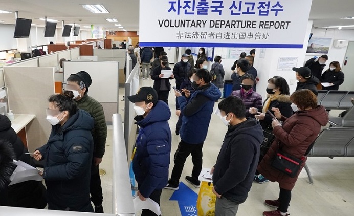 Foreign residents who are staying illegally in South Korea wait at an immigration office in Seoul on March 6, 2020, to apply for voluntary departure from the country amid concern about the spread of the new coronavirus. (Yonhap)