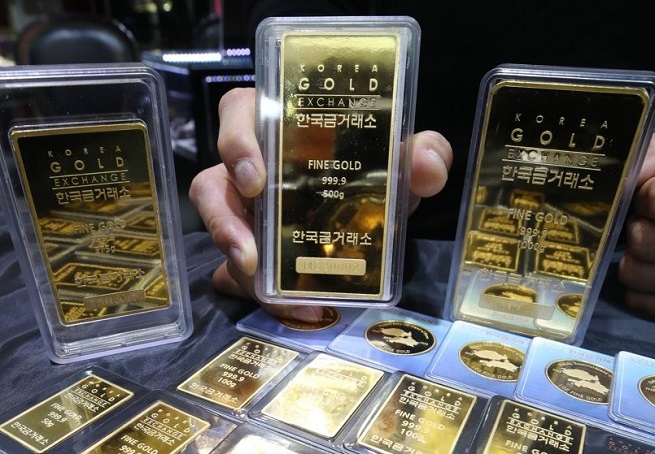 This January 2020 file photo shows a Korea Gold Exchange official displaying gold bars at the exchange in Seoul. (Yonhap)