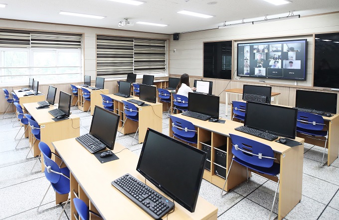 This file photo, taken on Aug. 26, 2020, shows a computer room at a high school in Suwon, south of Seoul. (Yonhap)